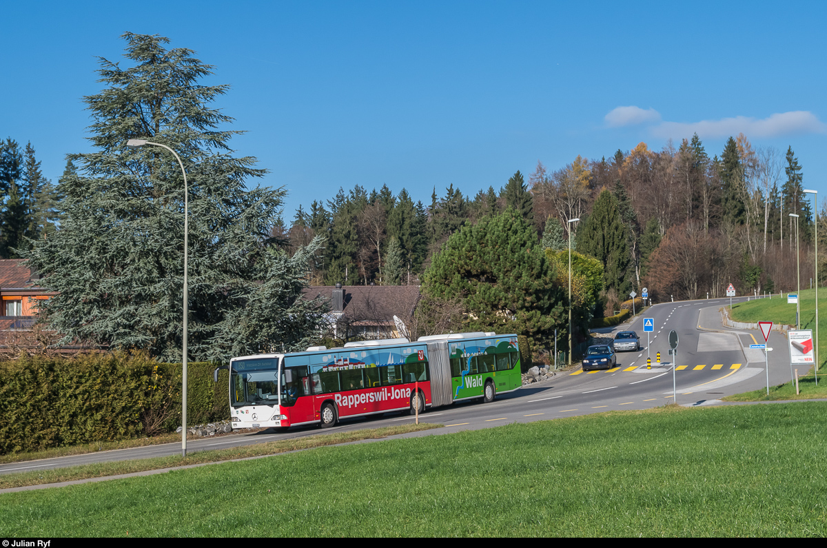 VZO Wagen 53 am 28. November 2016 unterwegs bei Emmetschloo auf der Linie 850 in Richtung Wetzikon. Der Bus ist derzeit in Vollwerbung für die Stadt Rapperswil-Jona und den Ort Wald unterwegs.