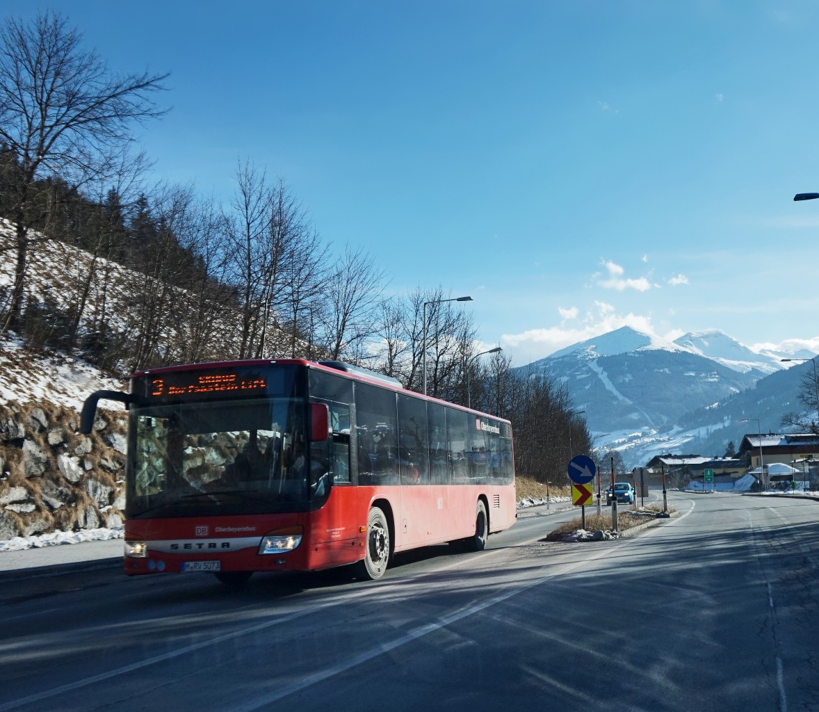 Während der Wintersaison helfen einige Fahrzeuge von DB-Oberbayernbus beim Skibusverkehr im Gasteinertal aus. Hier zu sehen ist ein Setra S 415 NF von DB-Oberbayernbus unterwegs als Schibus 3 (Bad Hofgastein Busbahnhof/Schlossalmbahn - Dorfgastein Lifte), am 12.2.2016 bei der Haltestelle Bad Hofgastein Bürgerberg.