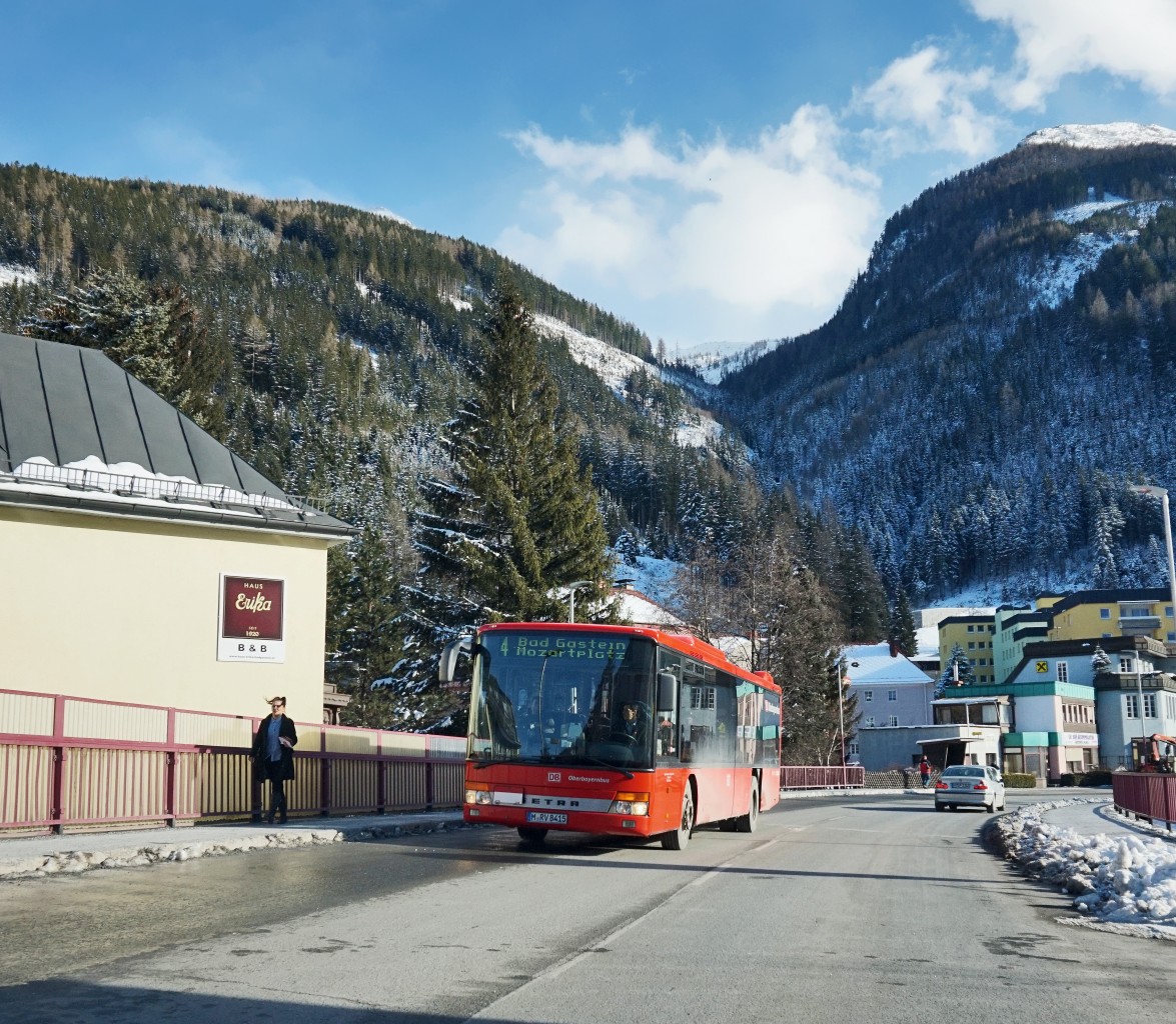 Während der Wintersaison helfen einige Fahrzeuge von DB-Oberbayernbus beim Skibusverkehr im Gasteinertal aus.
Hier zu sehen ist ein Setra S 315 NF von DB-Oberbayernbus unterwegs als Schibus 4 (Sportgastein - Bad Hofgastein Busbahnhof/Schlossalmbahn), am 12.2.2016 nahe der Haltestelle Bad Gastein Bahnhof.