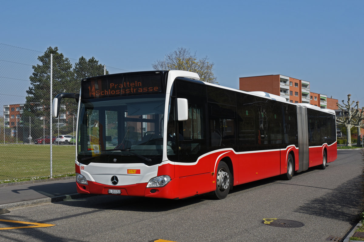Wärend der Grossbaustelle zwischen Muttenz und Pratteln werden Busse aus Wien als Tram Ersatz auf der Linie 14 eingesetzt. Hier steht der Mercedes Citaro 99 an der Endstation an der Rothausstrasse. Die Aufnahme stammt vom 28.03.2020.