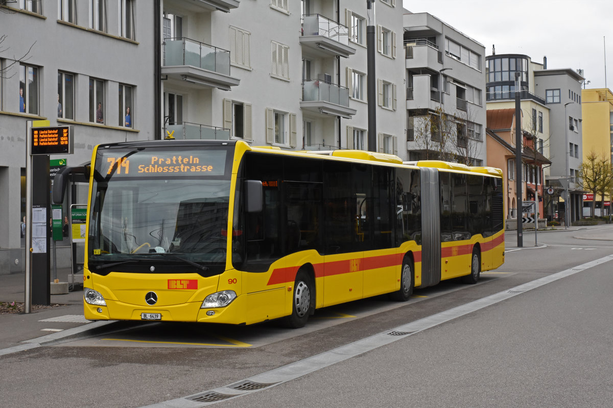 Wärend der Grossbaustelle zwischen Muttenz und Pratteln auf der Linie 14 werden Busse eingesetzt. Hier bedient der Mercedes Citaro 90 der BLT die Haltestelle beim Bahnhof Pratteln. Die Aufnahme stammt vom 30.03.2020.