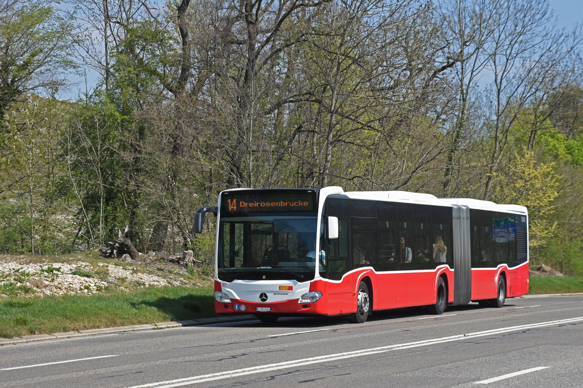 Wärend der Grossbaustelle zwischen Muttenz und Pratteln werden Busse aus Wien als Tram Ersatz auf der Linie 14 eingesetzt. Hier fährt der Mercedes Citaro 97 Richtung Endhaltestelle an der Rothausstrasse. Die Aufnahme stammt vom 09.04.2020.