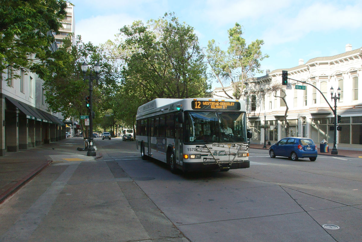Wagen 1570 von Alameda Contra Costa County Transit war am 25.5.2019 auf dem Weg vom Jack London Square in Oakland nach Berkeley und fuhr dabei über den Broadway. In Kürze wird der Bus vom Typ Gillig Low Floor die Haltestelle Oakland City Center - 12th Street erreichen.