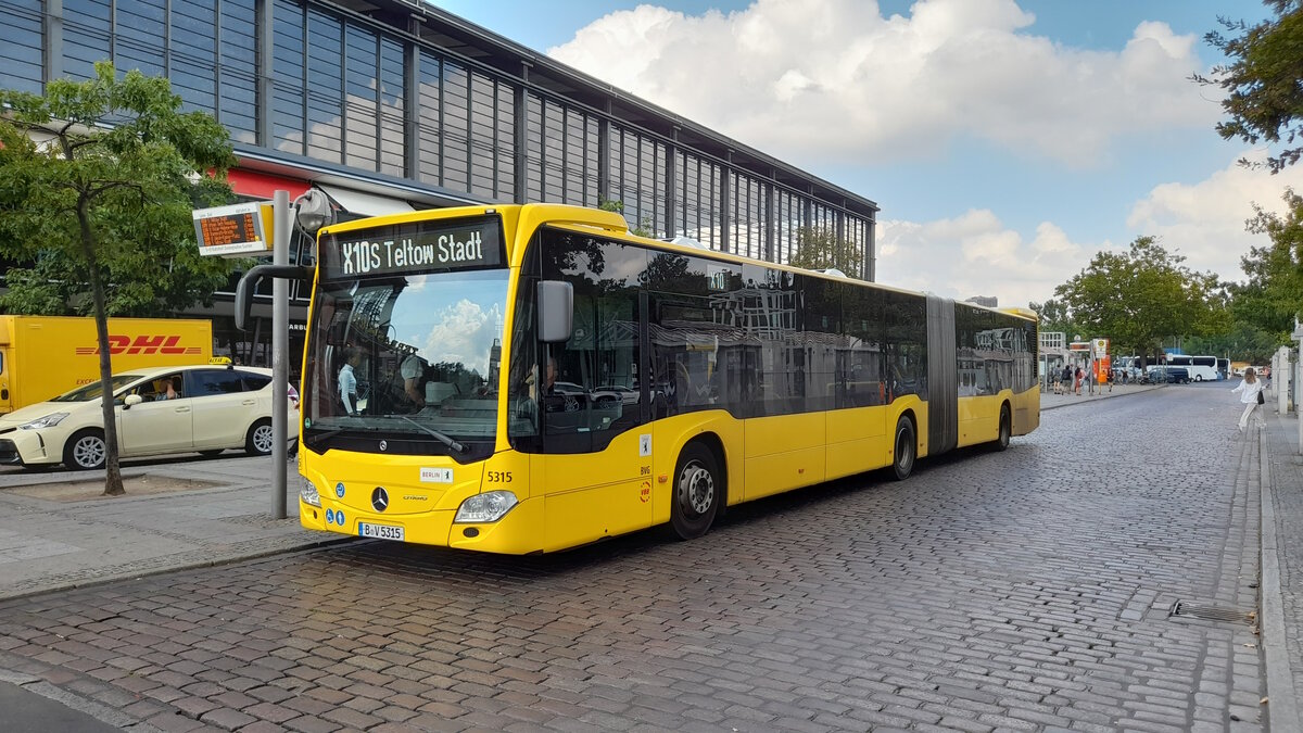 Wagen 5315 der BVG ist am 25.8.22 an der Haltestelle S+U Zoologischer Garten in Berlin auf der Linie X10 unterwegs.