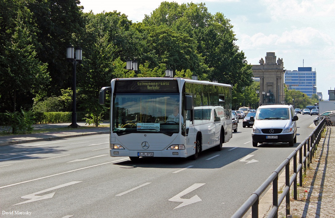 Wagen 8730 der Firma G.L.O. Bus, Berlin auf dem Stadtbahn SEV. Aufgenommen in Berlin, an der Straße des 17. Juni. 23.07.2014