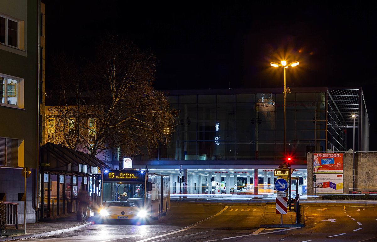 Wagen 905 der Mainzer Verkehrsgesellschaft steht am Abend des 12.2.2018 als Linie 55 nach Mainz-Finthen an der Haltestelle Rheingoldhalle/Rathaus.