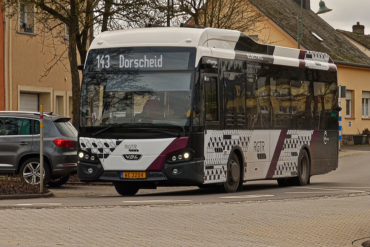 WE 3204, VDL Citea von WEmobility, unterwegs auf der Linie 143, Wiltz - Dorscheid, aufgenommen in Erpeldange. 02.2023 