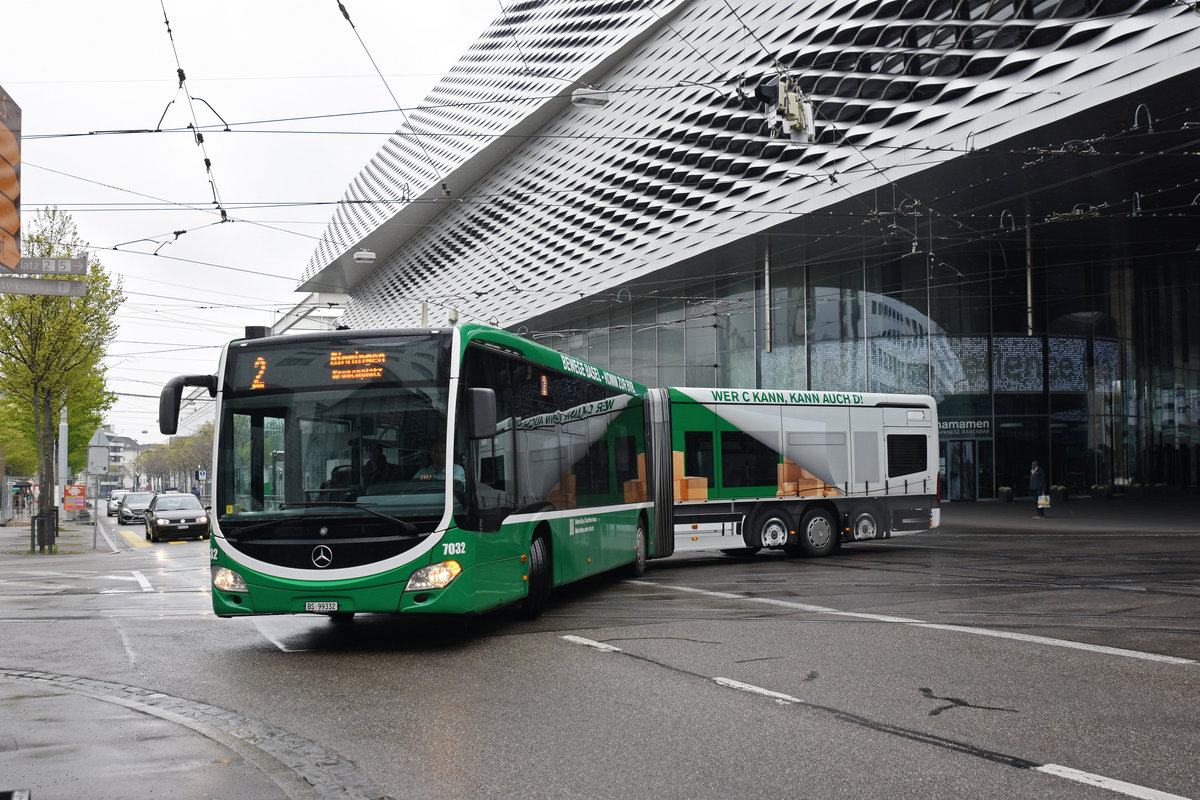 Wegen Bauarbeiten am Bahnhof SBB werden diverse Linien umgeleitet oder verlängert. Die Linie 2 wird vollständig mit Bussen betrieben. Hier fährt der Mercedes Citaro 7032 mit der Personalwerbung für neue Chauffeure für die BVB, zur Endhaltestelle am Messeplatz. Die Aufnahme stammt vom 14.04.2019.
