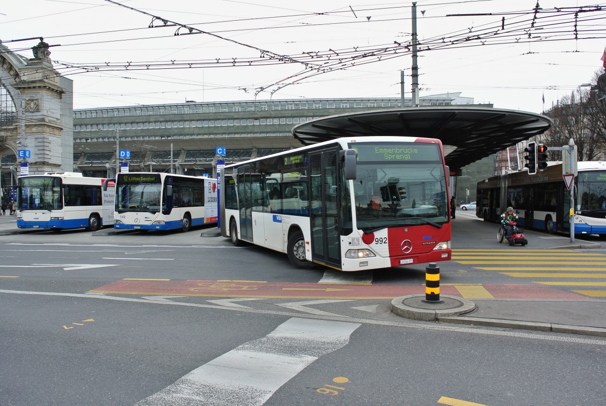 Wegen der verzgerten Ablieferung der neuen Busse, verkehren zurzeit ex. TPF Citaros in Luzern. Citaro I G Nr. 992 beim Bahnhof Luzern, 29.01.2014.