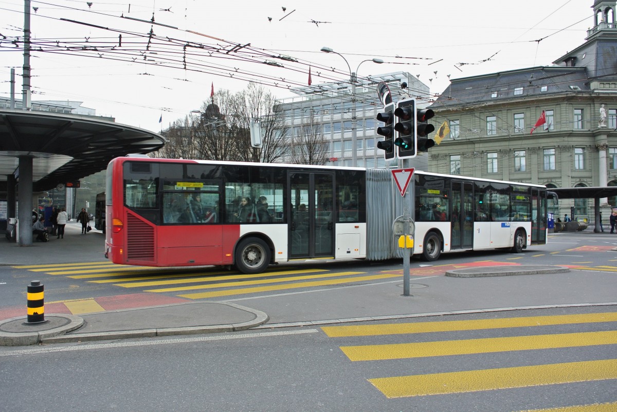 Wegen der verzgerten Ablieferung der neuen Busse, verkehren zurzeit ex. TPF Citaros in Luzern. Citaro I G Nr. 992 beim Bahnhof Luzern, 29.01.2014.

