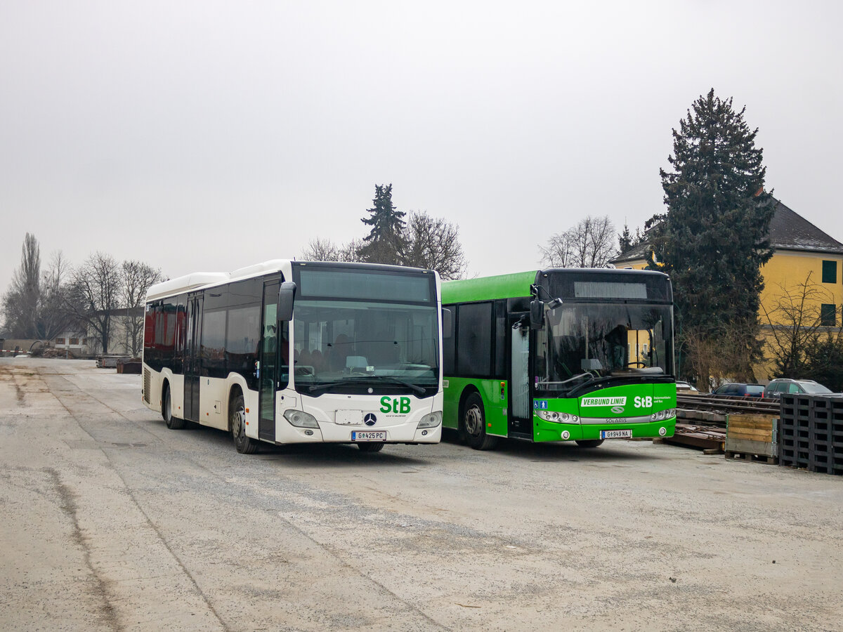 Weiz. Ein Mercedes Citaro LE sowie ein Solaris Urbino 12 der Steiermarkbahn, genießen hier am Vormittag des 14.01.2024 die Sonntagsruhe.