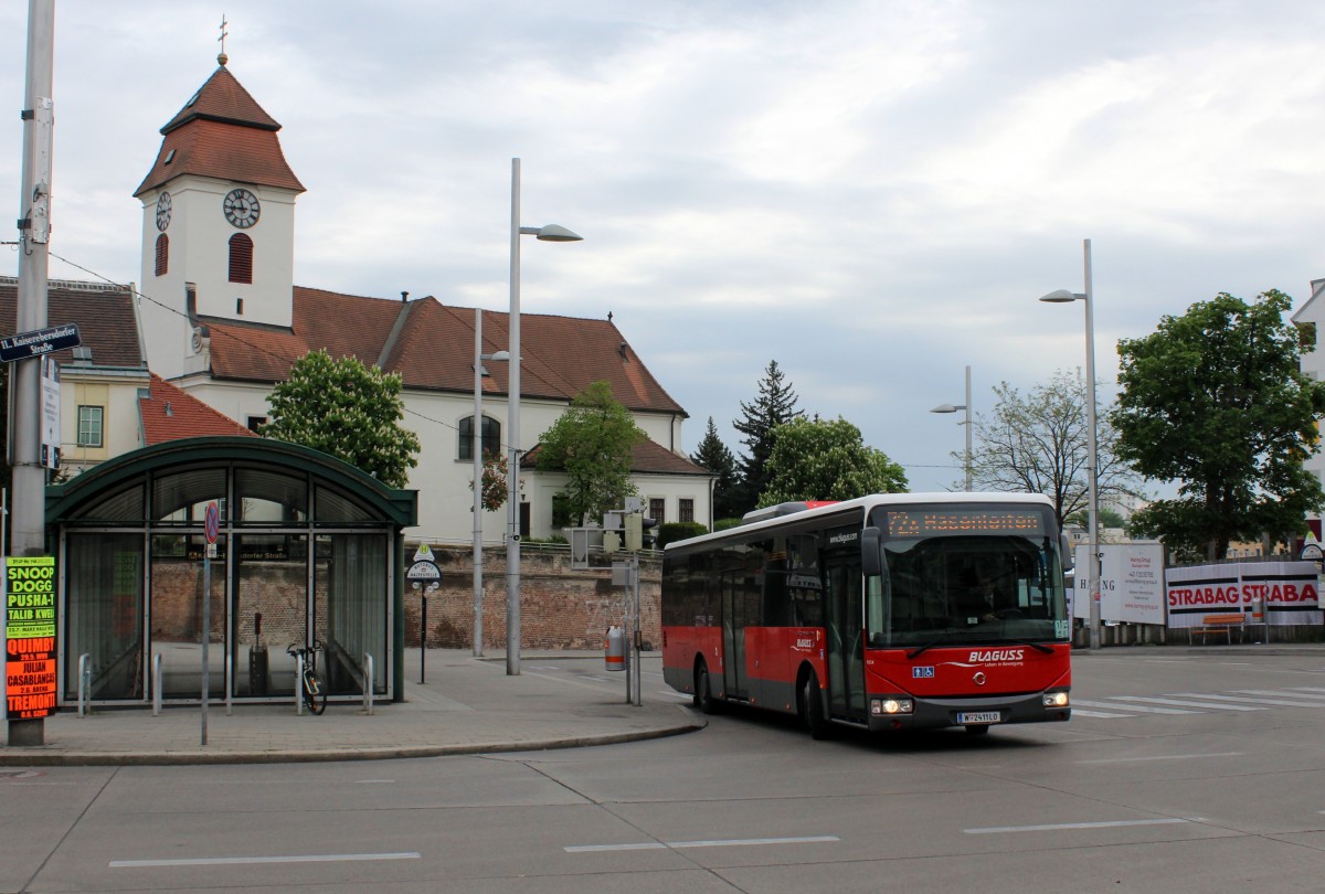 Wien Blaguss Buslinie 72A Kaiserebersdorfer Straße / Simmeringer Hauptstraße am 1. Mai 2015. - Im Hintergrund befindet sich die St. Laurenz-Kirche. Den Bau der heutigen Kirche hat man 1746 angefangen; der obere Teil des Turmes stammt aus dem Anfang des 19. Jahrhunderts. 