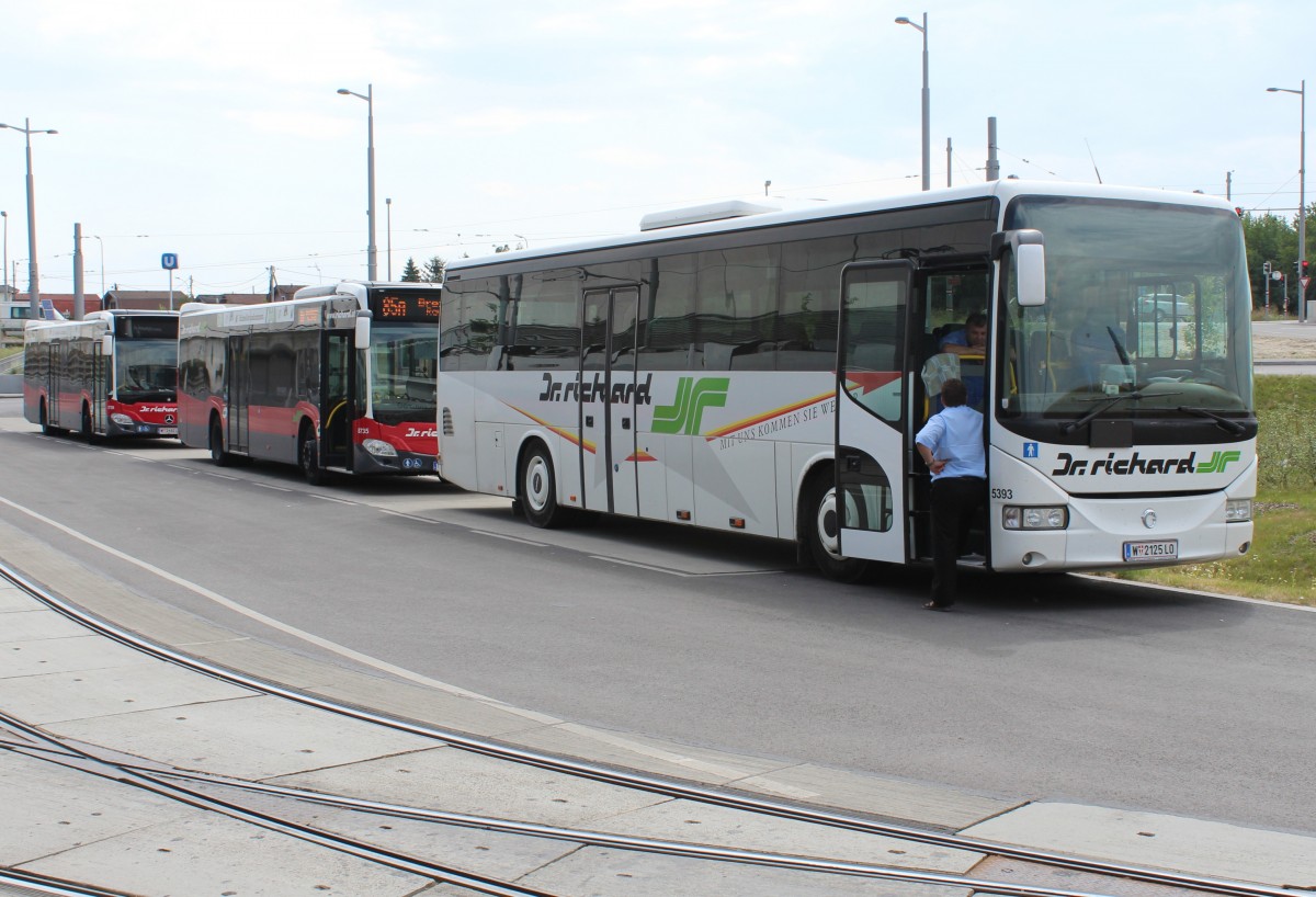 Wien Dr. Richard: Irisbus/Iveco-5393 (W 2125LO) und zwei VOR-Stadtlinienbusse (Mercedes-Benz Citaro) U Hausfeldstrasse am 8. Juli 2014.