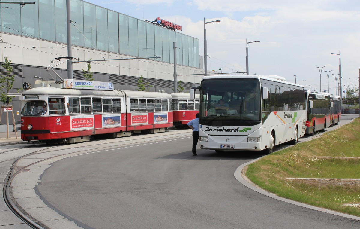 Wien Dr. Richard: Irisbus/Iveco-5393 (W 2125LO) U Hausfeldstrasse am 8. Juli 2014.