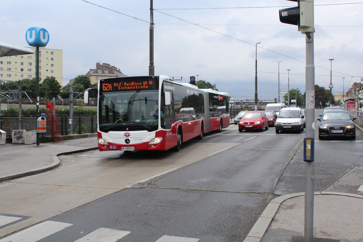 Wien Wiener Linien Buslinie 62A (Mercedes-Benz Citaro-Gelenkbus 8742) ÖBB-/U-Bahnhof Meidling / Eichenstrasse am 11. Juli 2014.