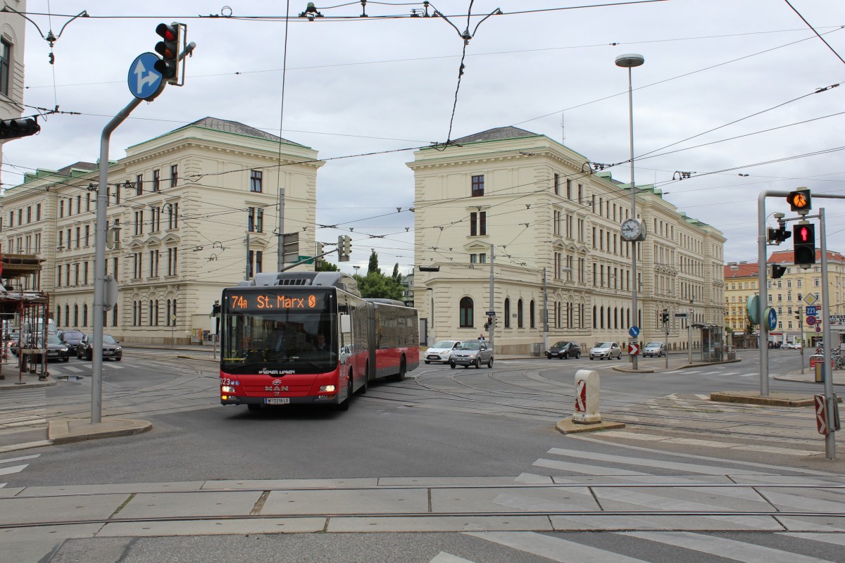 Wien Wiener Linien Buslinie 74A (MAN-Gelenkbus NG273T4-8023 - W 2218LO) Landstrasser Hauptstrasse / Rennweg am 9. Juli 2014.
