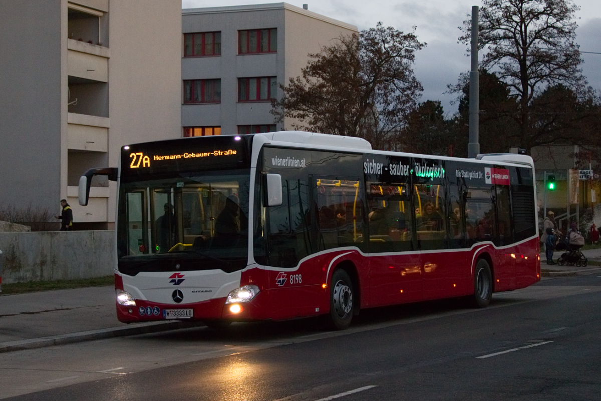 Wiener Linien NL220MB 8198 auf der Linie 27A in der Haltestelle Doeltergasse, 11.12.2017