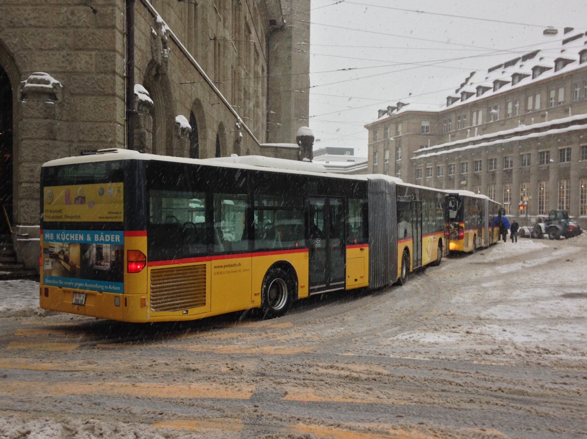 Wintereinbruch in St. Gallen: Postauto Citaro I G und Citaro II G auf dem Bahnhofplatz, 30.12.2014. 

