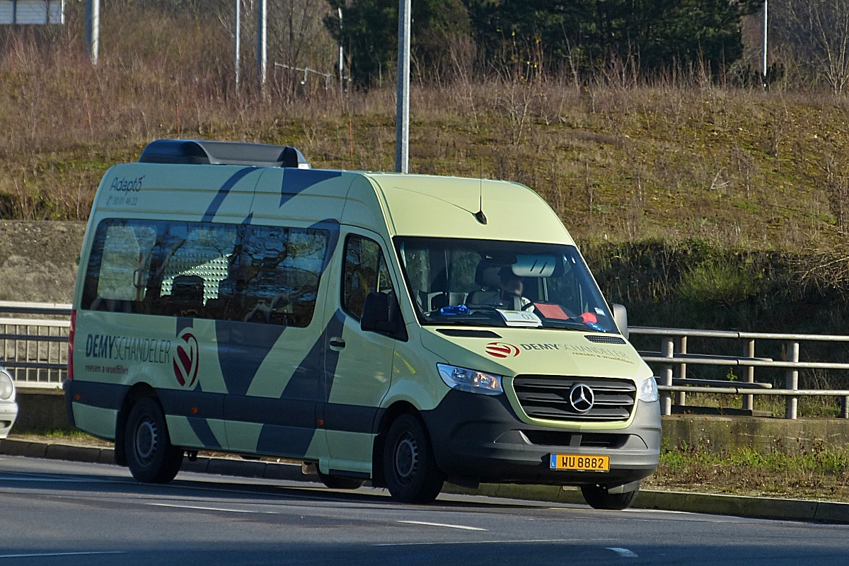 WU 8882, Mercedes Benz Sprinter von Demy Cars, im Rand Gebiet der Stadt Luxemburg unterwegs. 16.01.2020
