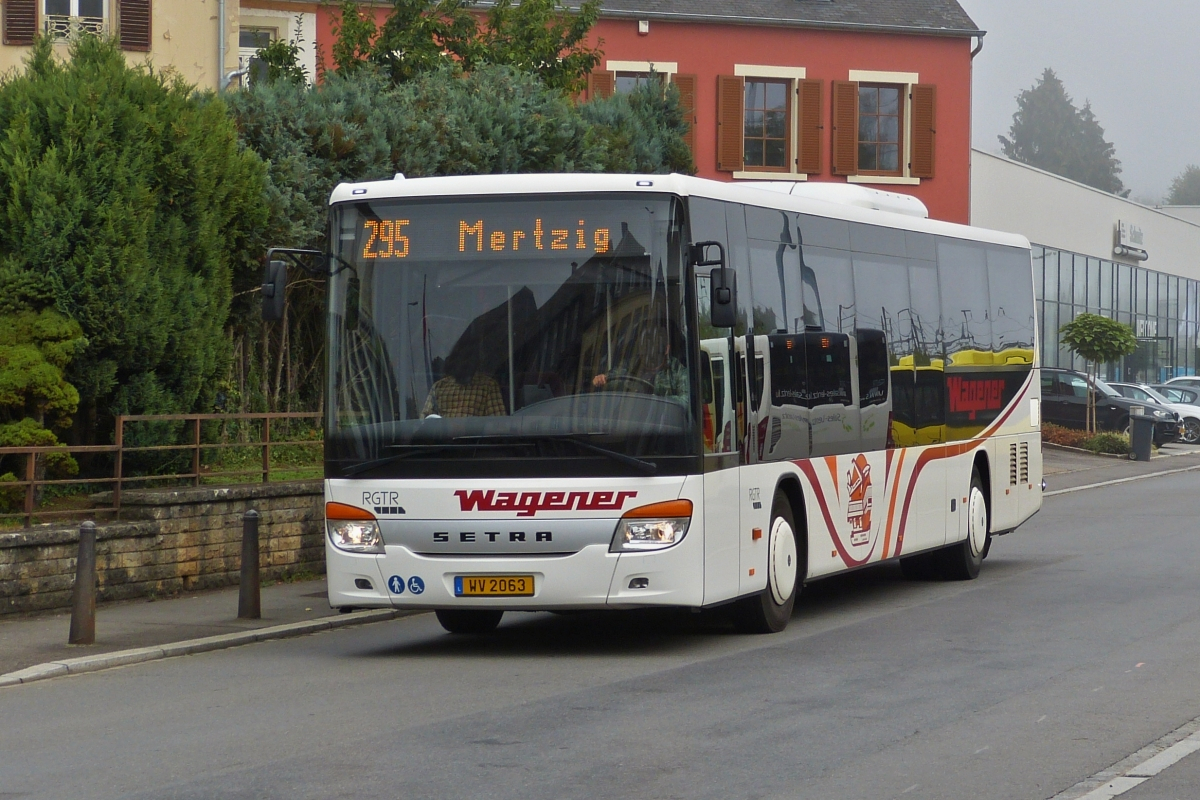 WV 2063, Setra S 415 LE, von Voyages Wagener in der Nähe des Bahnhofs von Mersch aufgenommen am 16.08.2018.