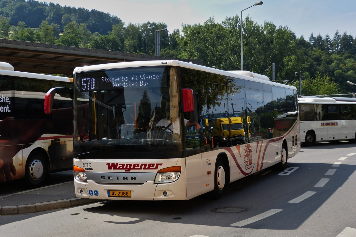 WV 2066, Setra S 415 Le, von Voyages Wagener steht am Busbahnhof I in Ettelbrück. 21.07.2018