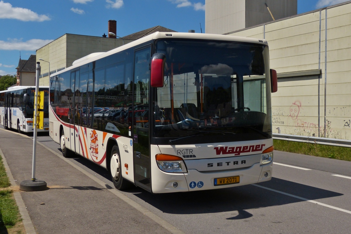 WV 2071, Setra S 415 Le von Voyages Wagener, steht am Busbahnhof in Ettelbrück. 07.2022