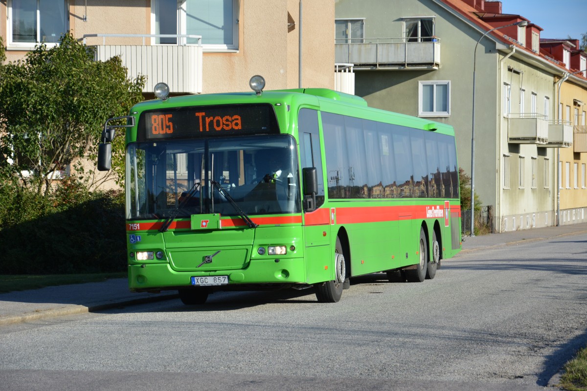 XGC 857 auf der Linie 805 nach Trosa am 16.09.2014 Bahnhof Nyköping.(Volvo 8500)