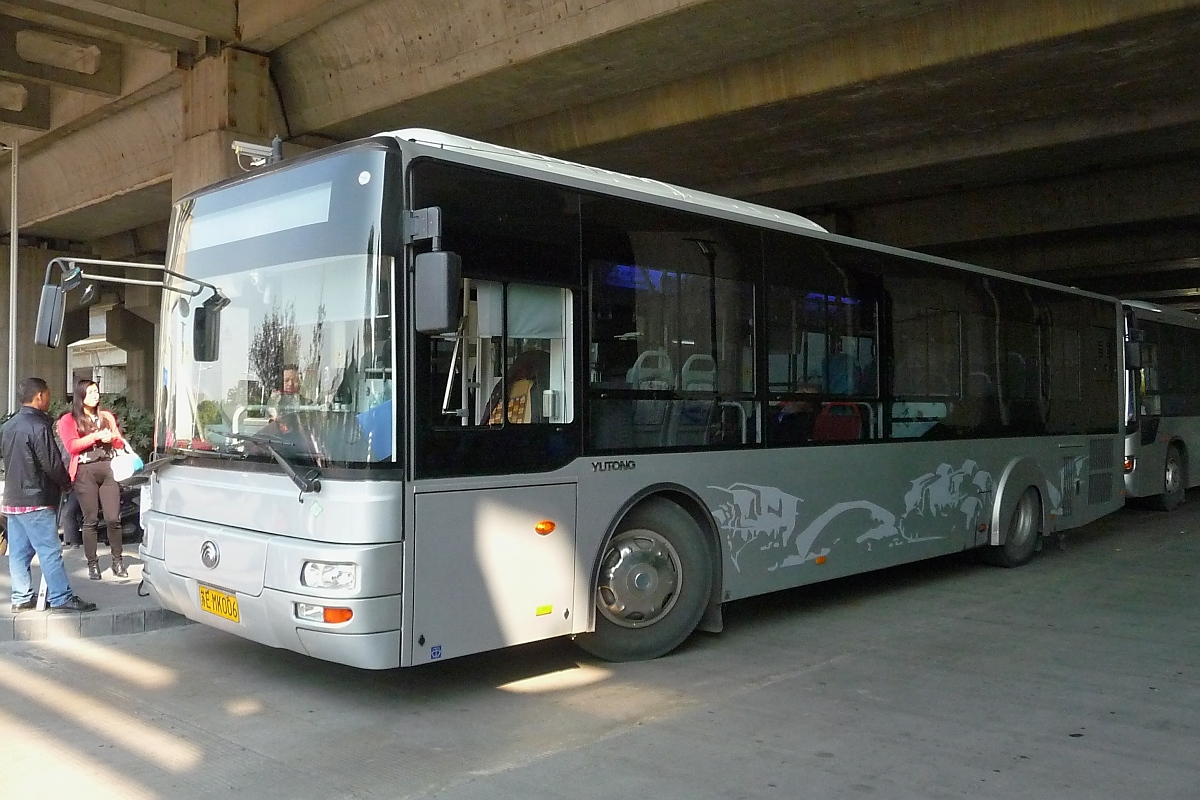 Yutong Stadtbus in Kunshan, Jiangsu, 11.10.2015, am Bahnhofs Kunshan-Nan