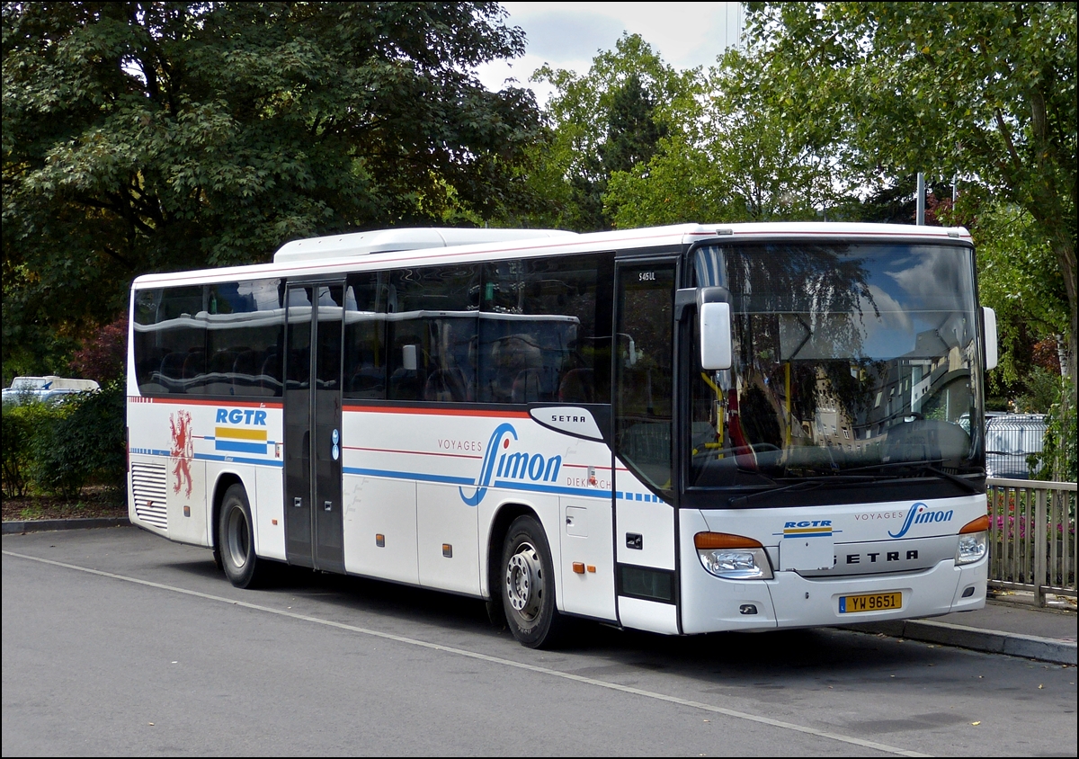 (YW 9651) Setra 415 Ul vom Busbetrieb Simon aus Diekirch, steht am Bahnhof in Ettelbrck.  09.09.2013
