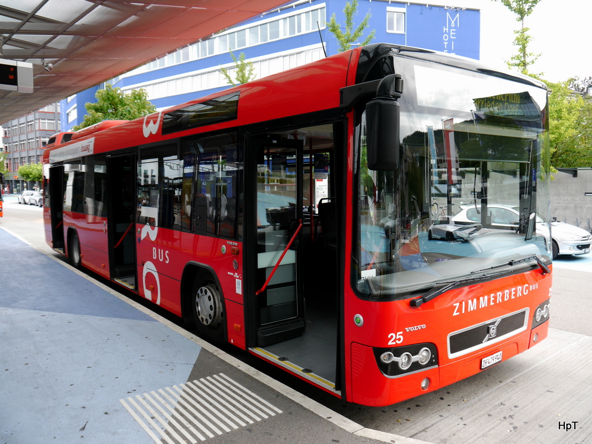Zimmerberg Bus - Volvo 7700  Nr.25  ZH 479940 bei den Haltestellen vor dem Bahnhof in Horgen am 26.07.2015