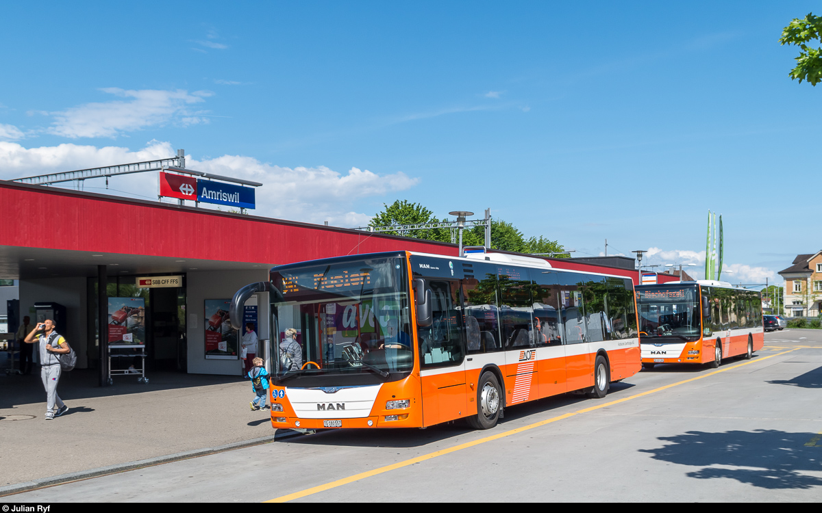 Zwei AOT Busse warten am 15. Mai 2017 am Bahnhof Amriswil auf ihre Abfahrtszeit.