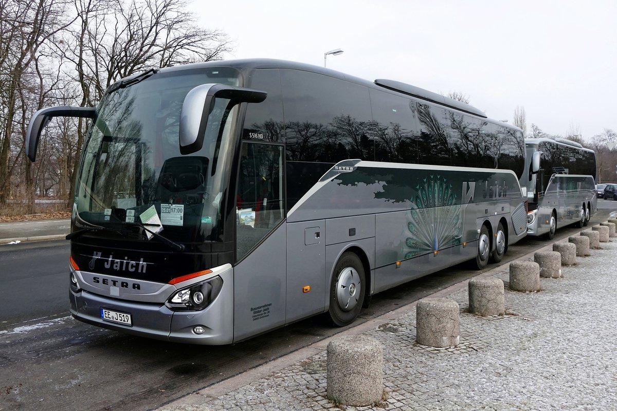 Zwei Setra S 516 HD vom Busunternehmen 'Walter Jaich'. Zur Grünen Woche in Berlin, hier auf dem Olympischen Platz im Januar 2019.(Grüne Woche)