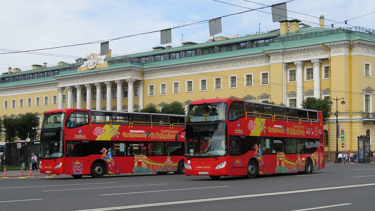 Zwei Stadtrundfahrt-Busse auf Volvo-Basis neben der Isaak-Kathedrale in St. Petersburg, 12.8.17