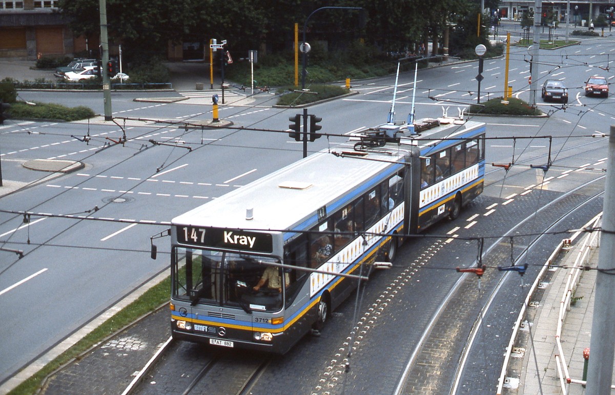 Zwischen 1983 und 1995 wurden auf den Essener Spurbusstrecken auch Duobusse eingesetzt, hier Wagen 3112 m Sommer 1990 in der Innenstadt