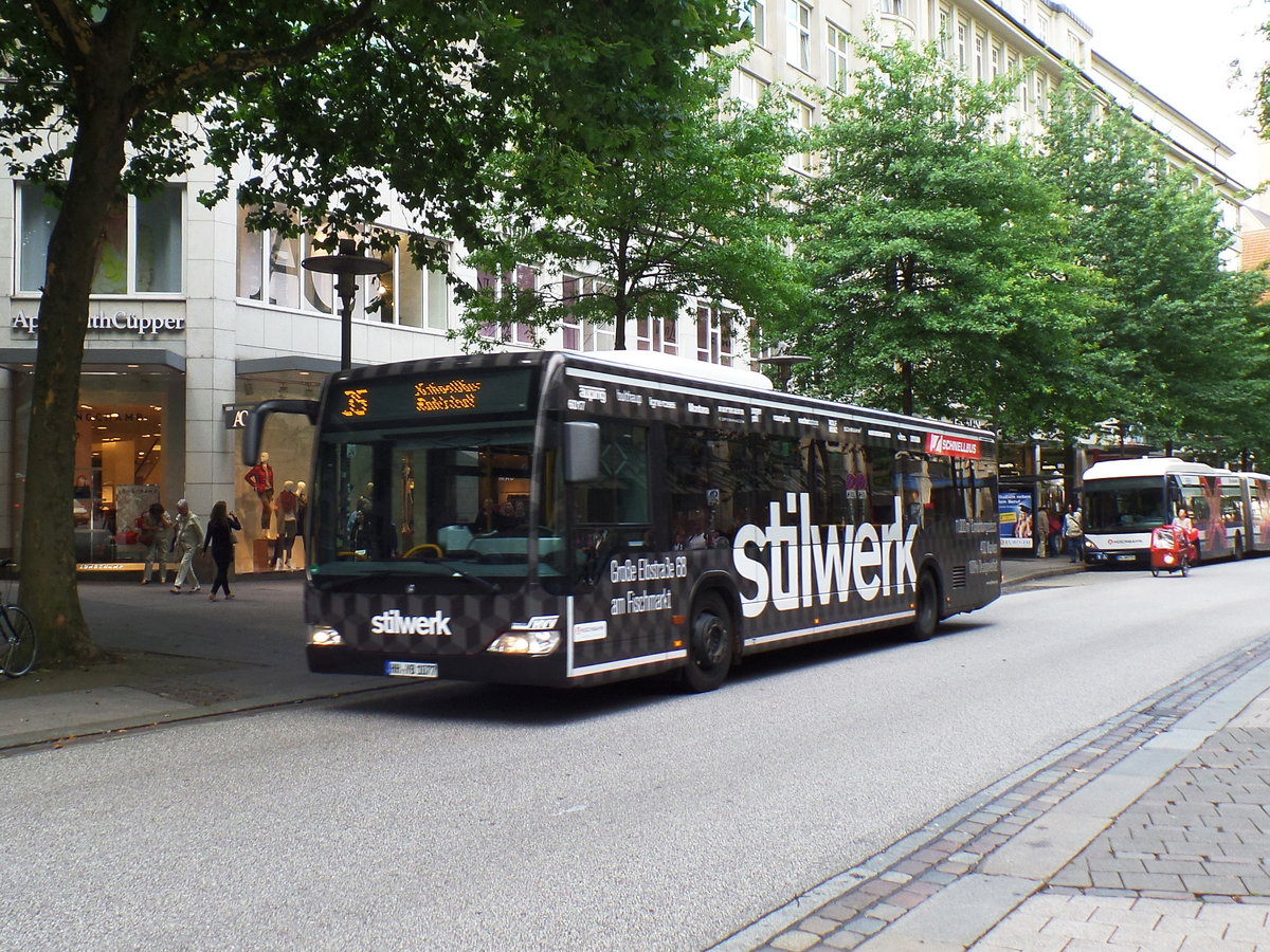 zzHHA 6017 (HH-YB 1077) (EZ 04.2010)  am 6.8.2016 auf der Schnellbus-Linie 35 Rahlstedt, in der Mönckebergstr. /