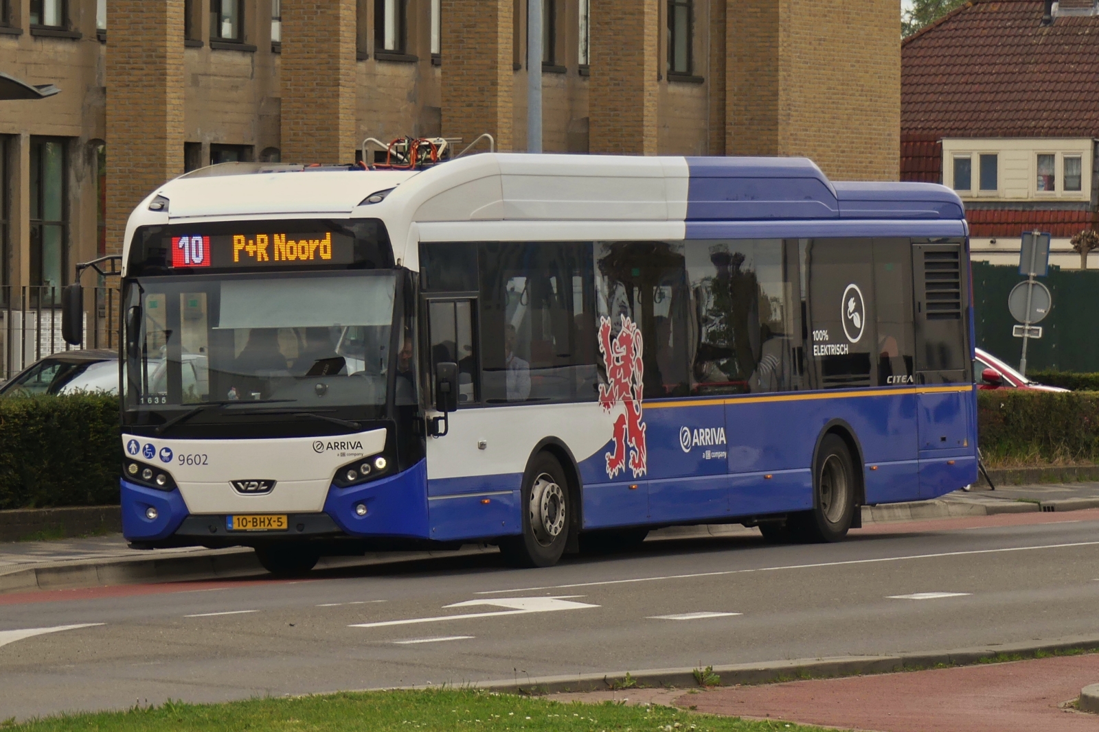 10-BAX-5 VDL Citeae, von Arriva, an der Bushaltestelle in der Franziscus Romanusweg in Maastricht aufgenommen. 04.2024