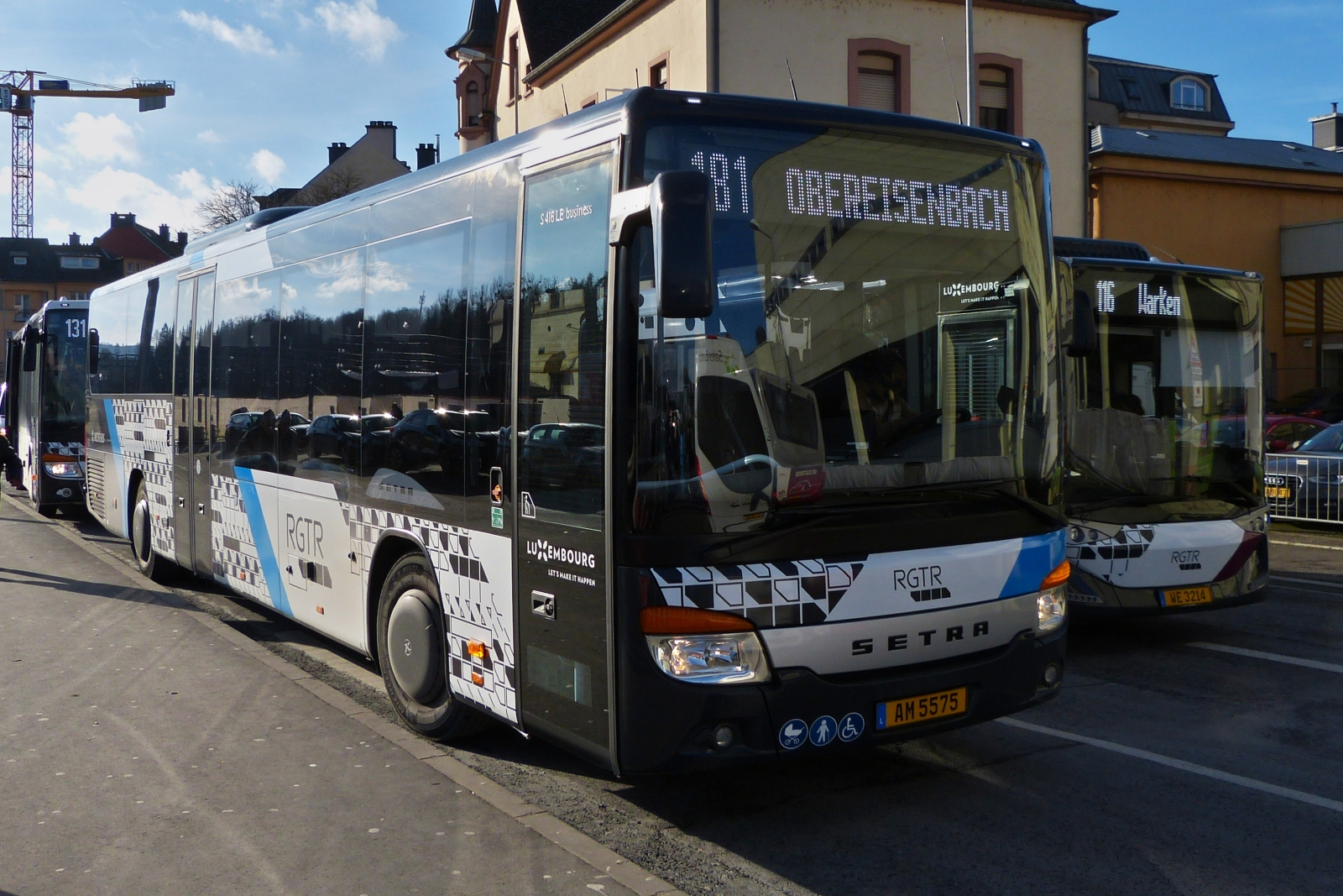 AM 5575, Setra S 416 LE, von Autocars Meyers, hält am Bahnhof in Ettelbrück. 01.2023.