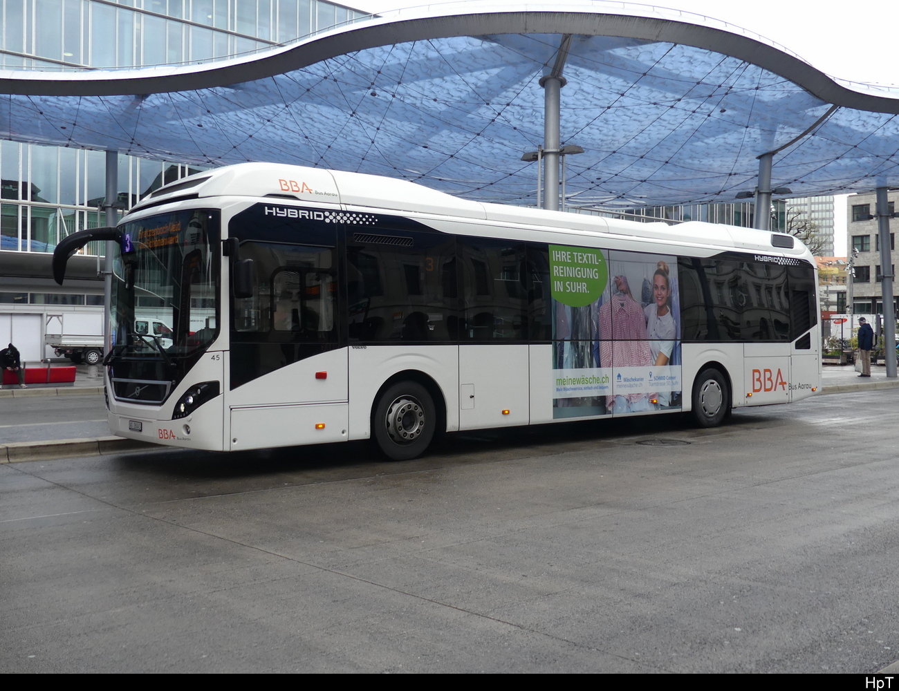 BBA - Volvo 7900 Hybrid Nr.45  AG 26045 unterwegs in Aarau am 17.04.2023