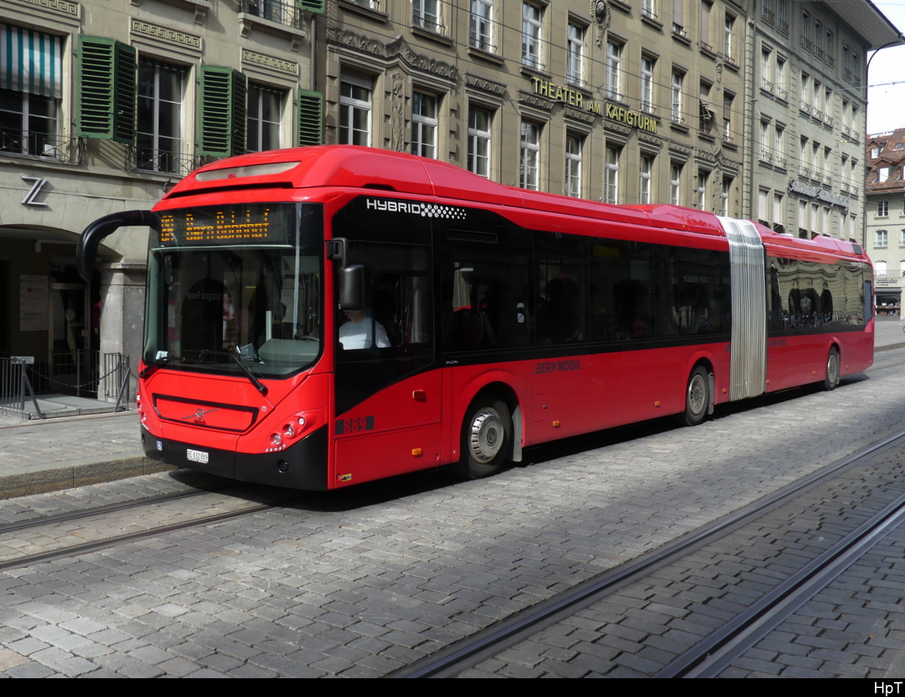 Bern Mobil - Volvo 7900 Hybrid Nr.889 unterwegs auf der Linie 8A als Tramersatz in der City von Bern am 03.09.2023