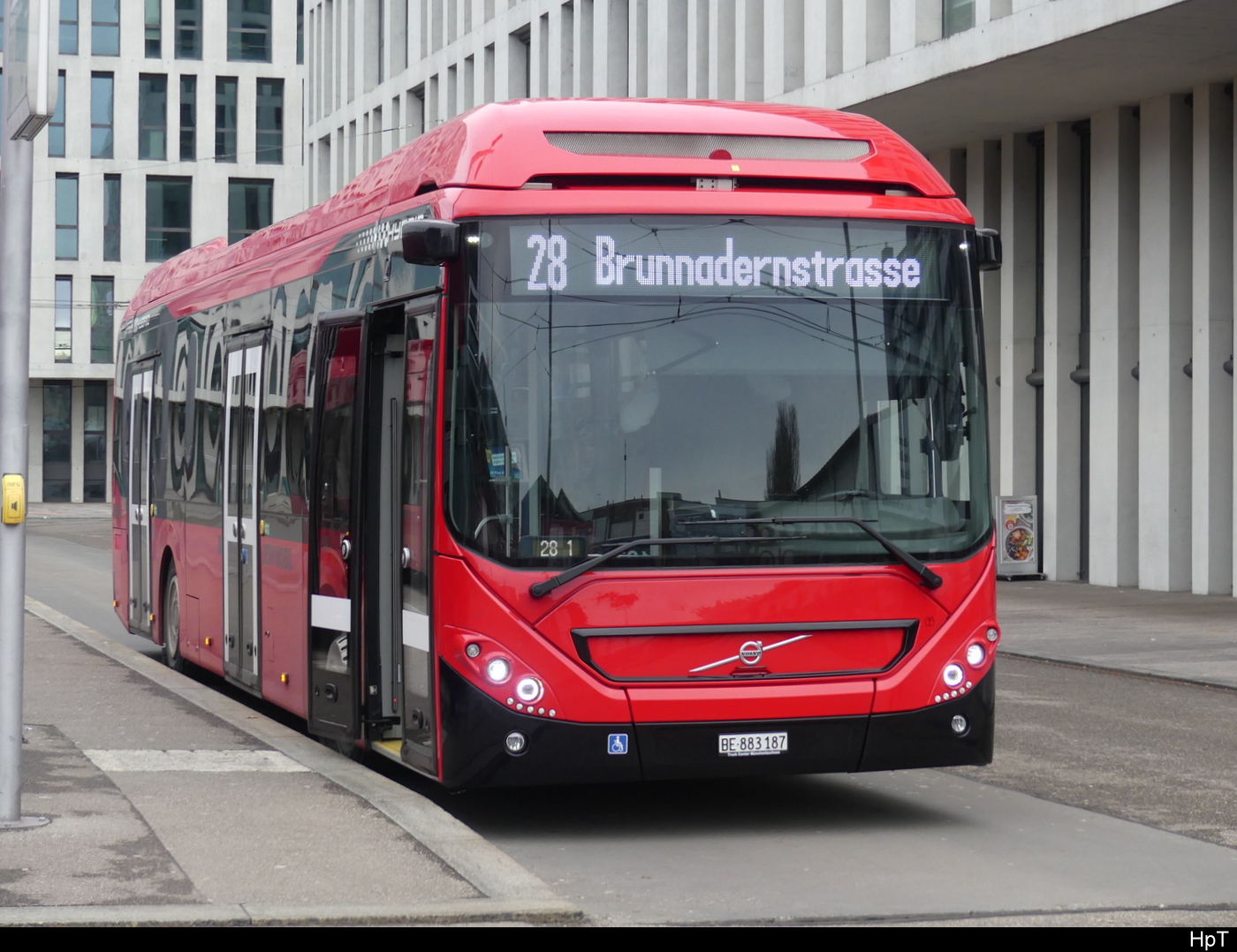 Bern Mobil - Volvo 7900 Hybrid  Nr.187  BE  883187 unterwegs auf der Linie 28 bei der Endhaltestelle im Bern Wankdorf am 27.01.2024