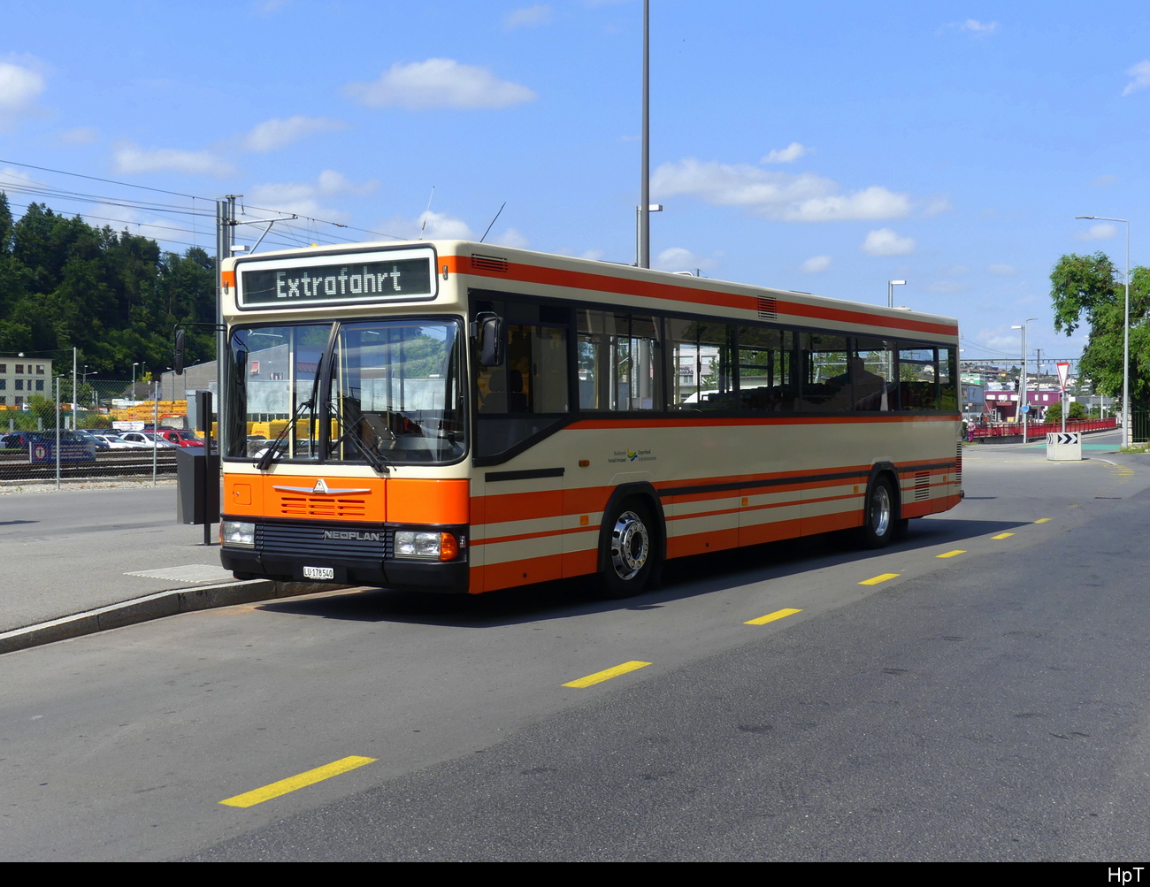 Busbetrieb Seetal-Freiamt / Zugerland - Neoplan Nr.11  LU  178540 unterwegs auf einer Extrafahrt hier bei Bahnhof Ebikon am 16.07.2023