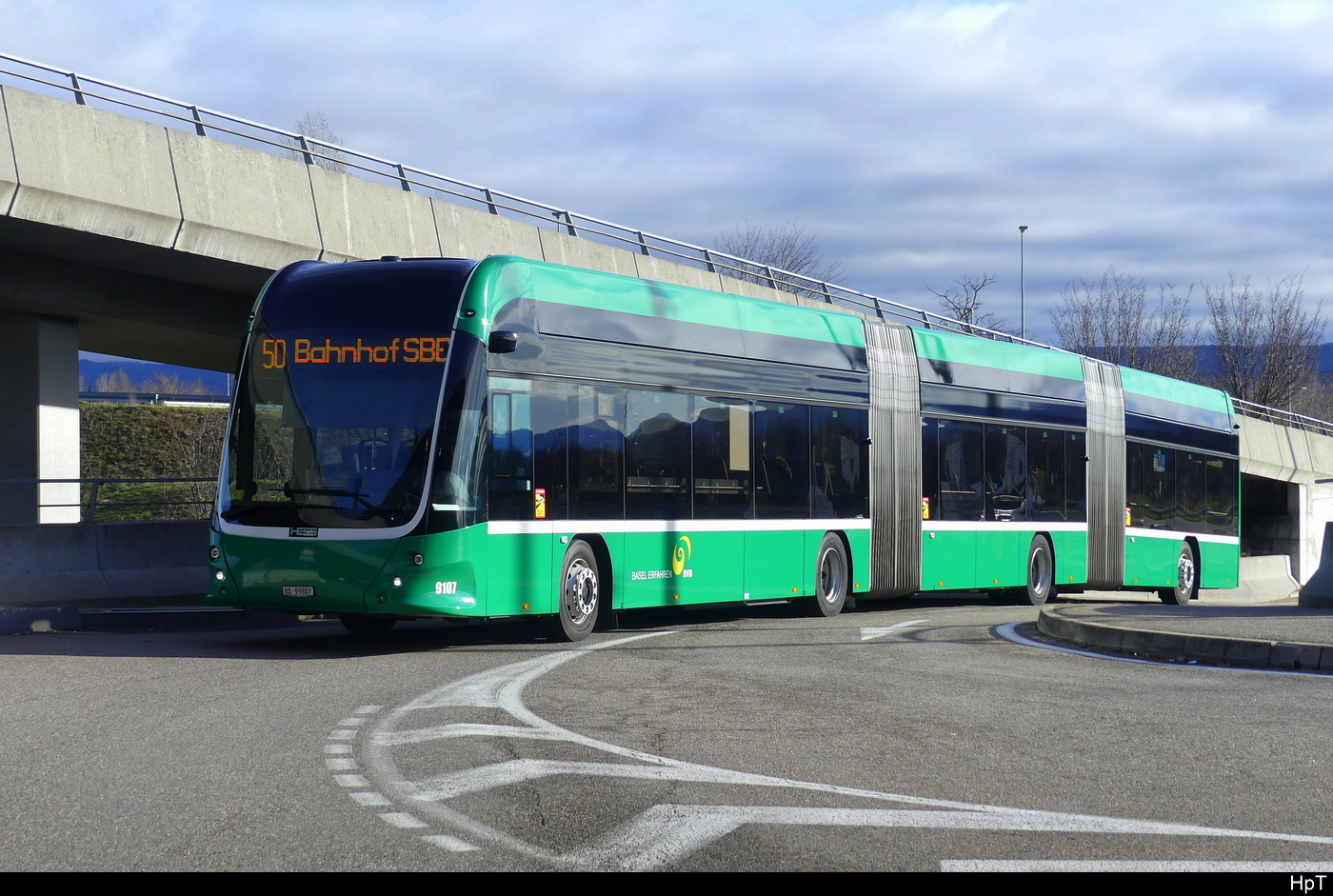BVB - Hess E-Bus Nr.9107  BS 99807 bei der Zufahrt zu der Endhaltestelle im Basel Airport am 04.02.2024