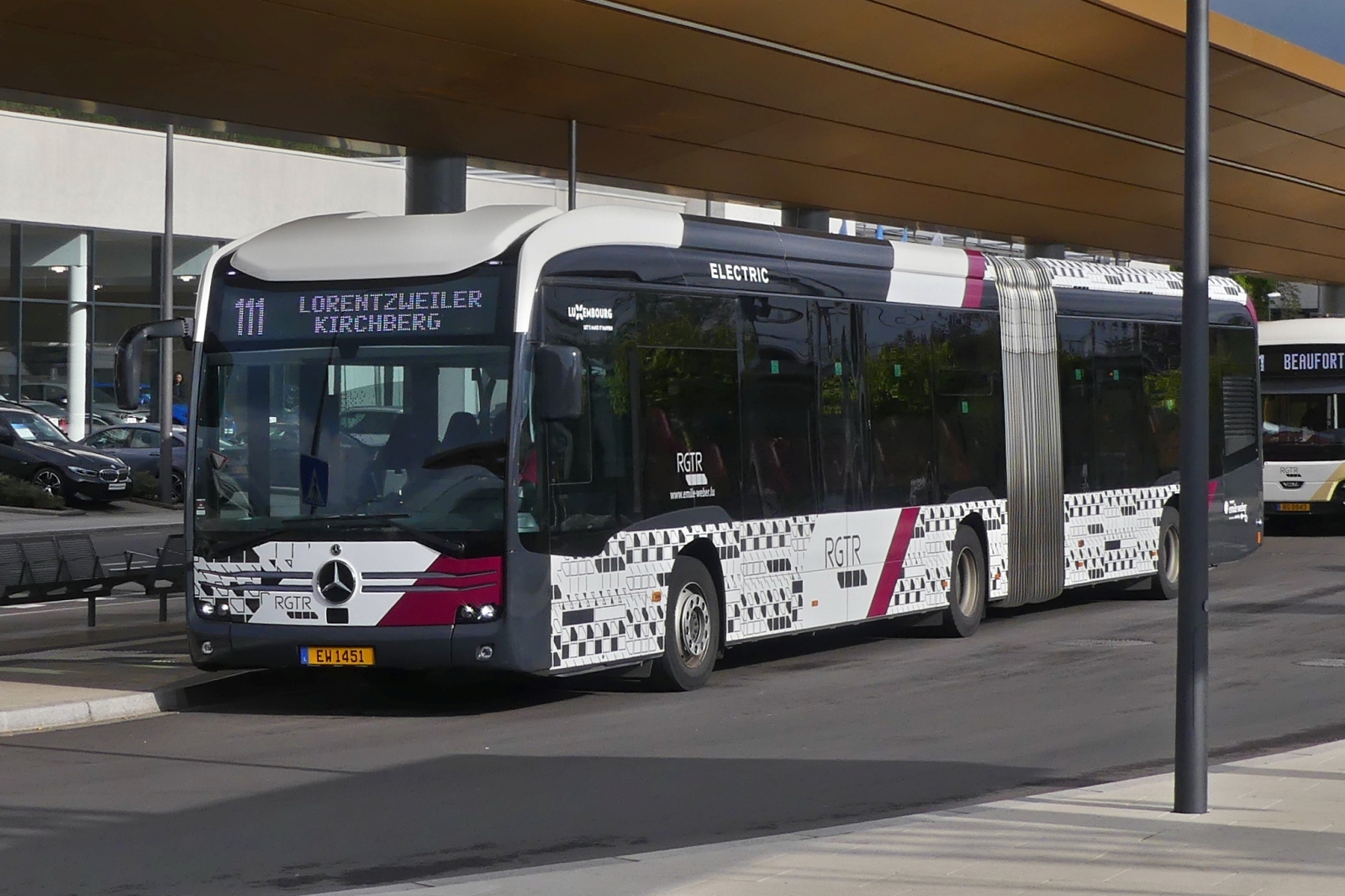 EW 1451, Mercedes Benz eCitaro, von Emile Weber, steht startbereit am Busbahnhof in Mersch, um die Linie 111 nach Luxemburg–Kirchberg zu bedienen. 04.2024 