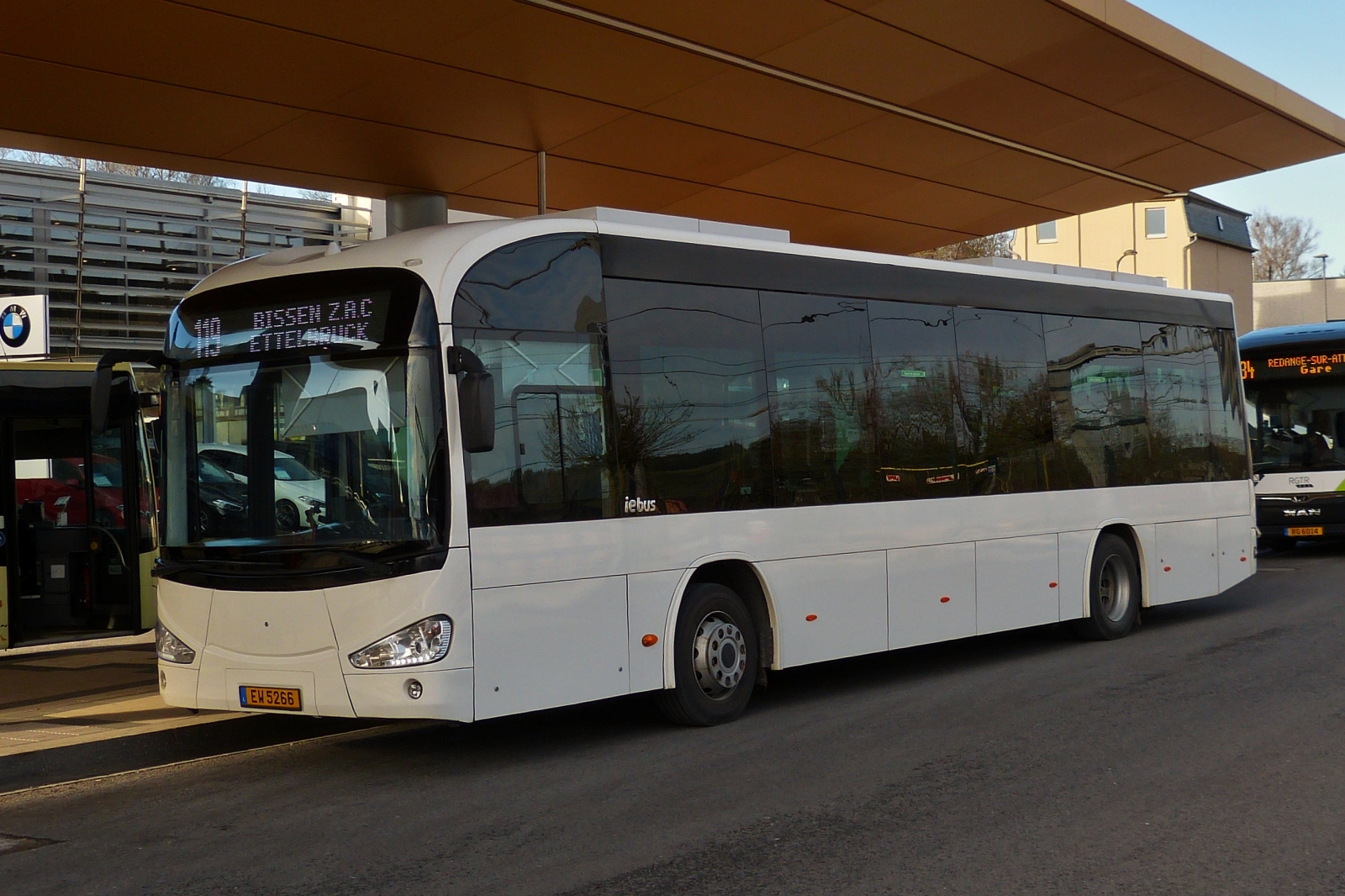 EW 5266, Irizar ie Bus, ohne Firmen Logo, aufgenommen  am Busbahnhof in Mersch. 02.2023 