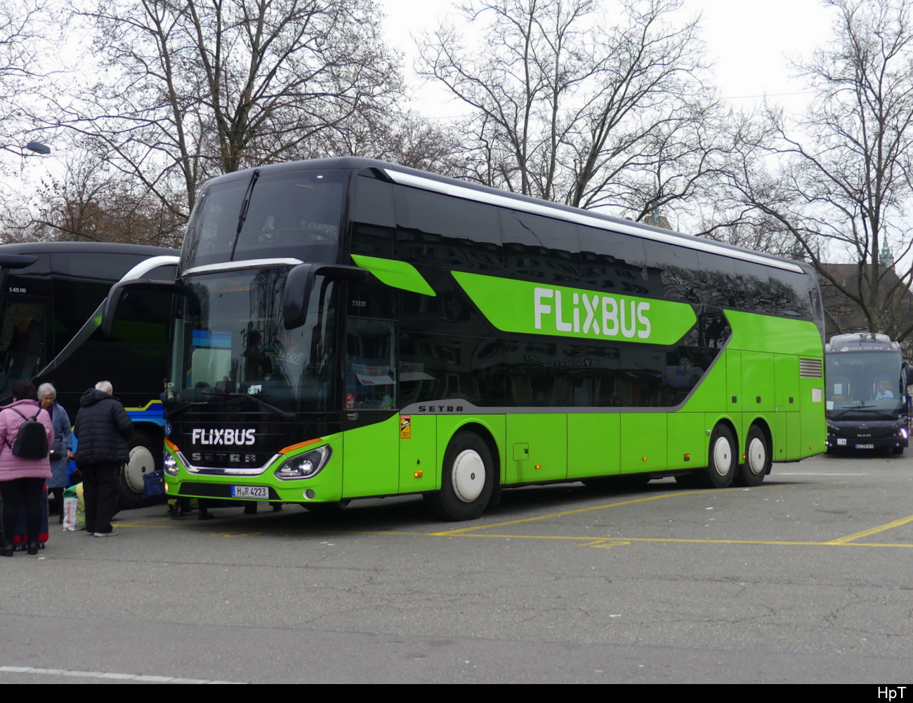 Flixbus - Setra S 531 DT im Bus Terminal beim SBB Hauptbahnhof Zürich am 17.12.2023
