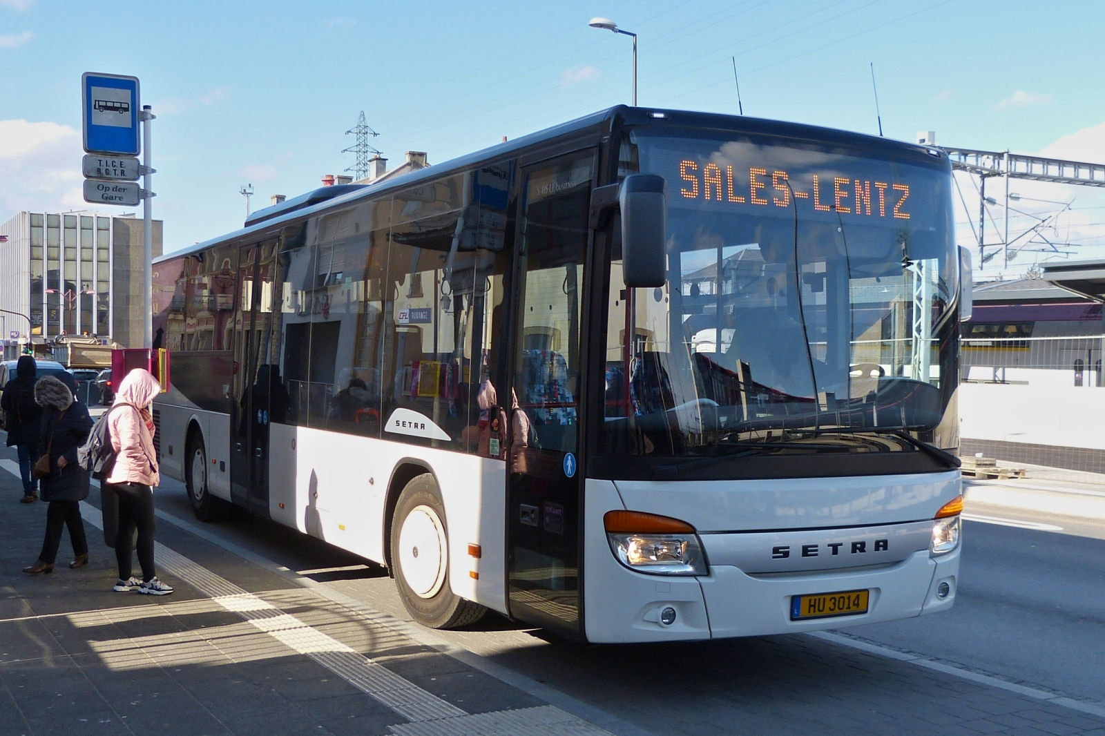 HU 3014, Setra S 415 LE, von Sales Lentz, (früher Huberty), hat die letzten Fahrgäste an der Haltestelle Rodange Gare aussteigen lassen und macht sich auf den Weg zur Abstellung. 02.2023