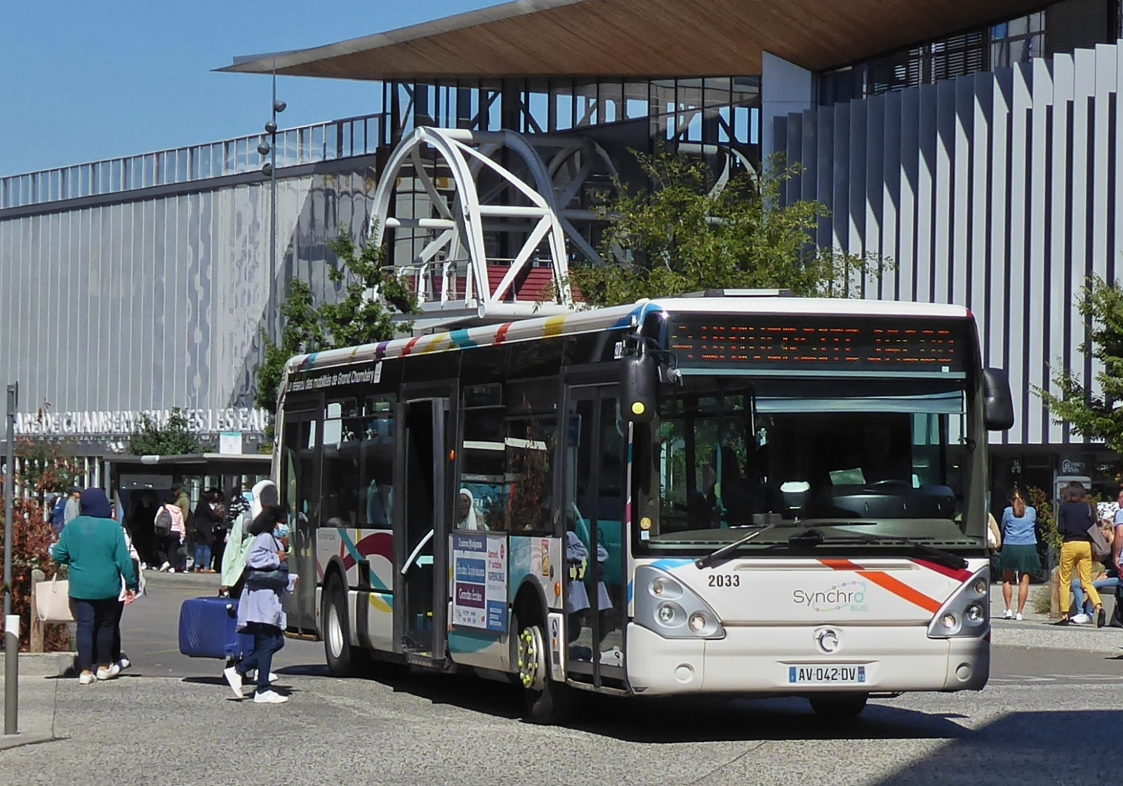 Irisbus Citelis von Synchro, fährt die Haltestelle am Bahnhof von Chambery an. 09.2022