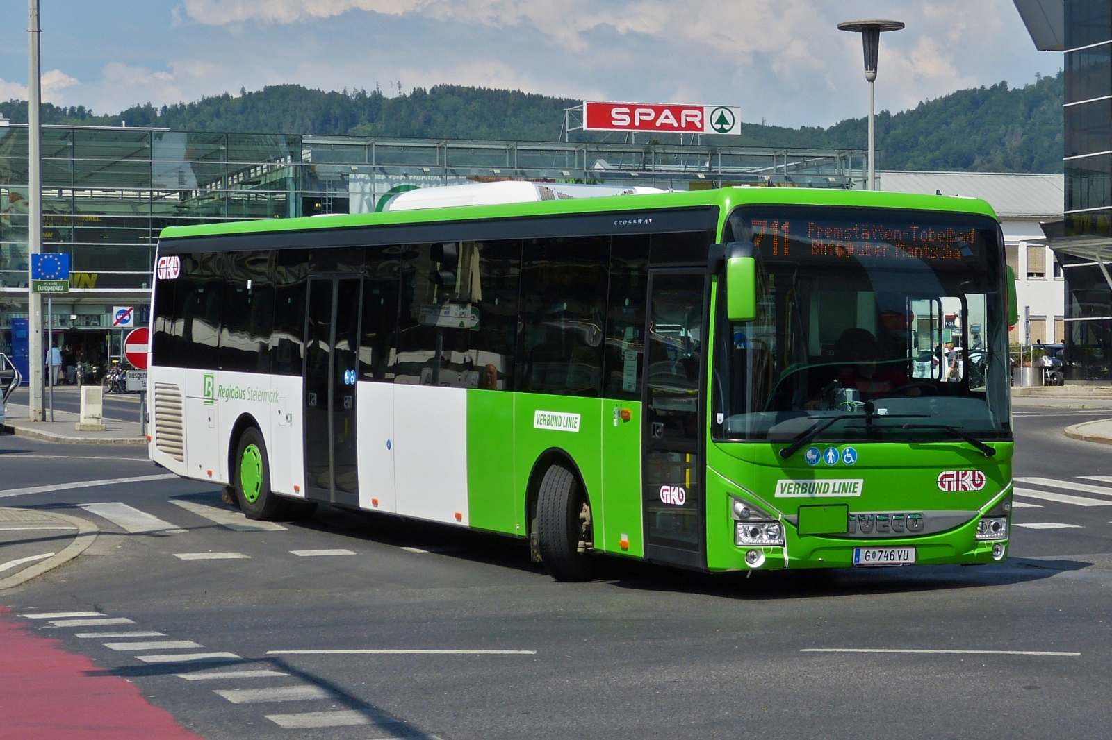 Iveco Crossway von Postbus, hat soeben die Bushaltestelle am Hauptbahnhof in Graz verlassen. 06.2023