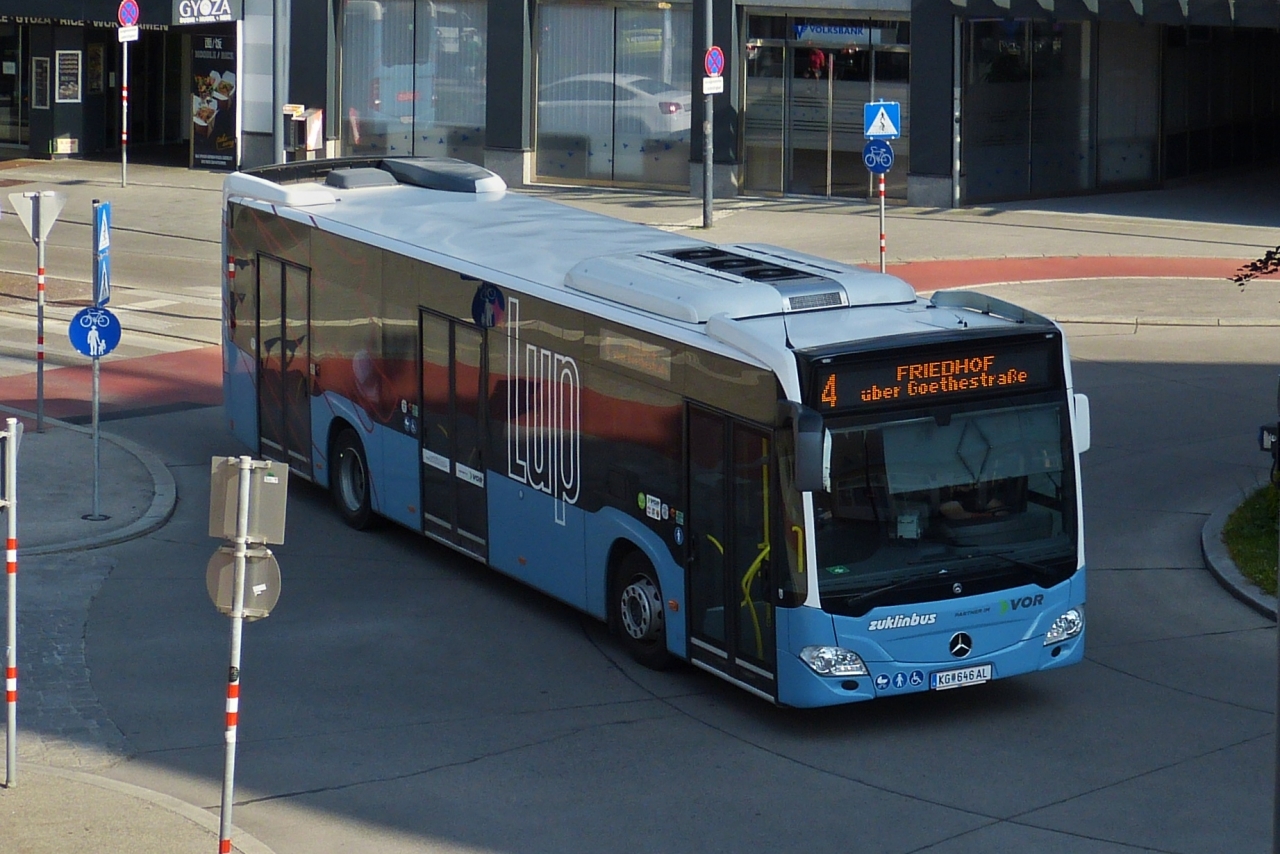 Mercedes Benz Citaro vom Lup, hat soeben die Haltestelle am Bahnhof in St. Pölten verlassen. 06.2023.