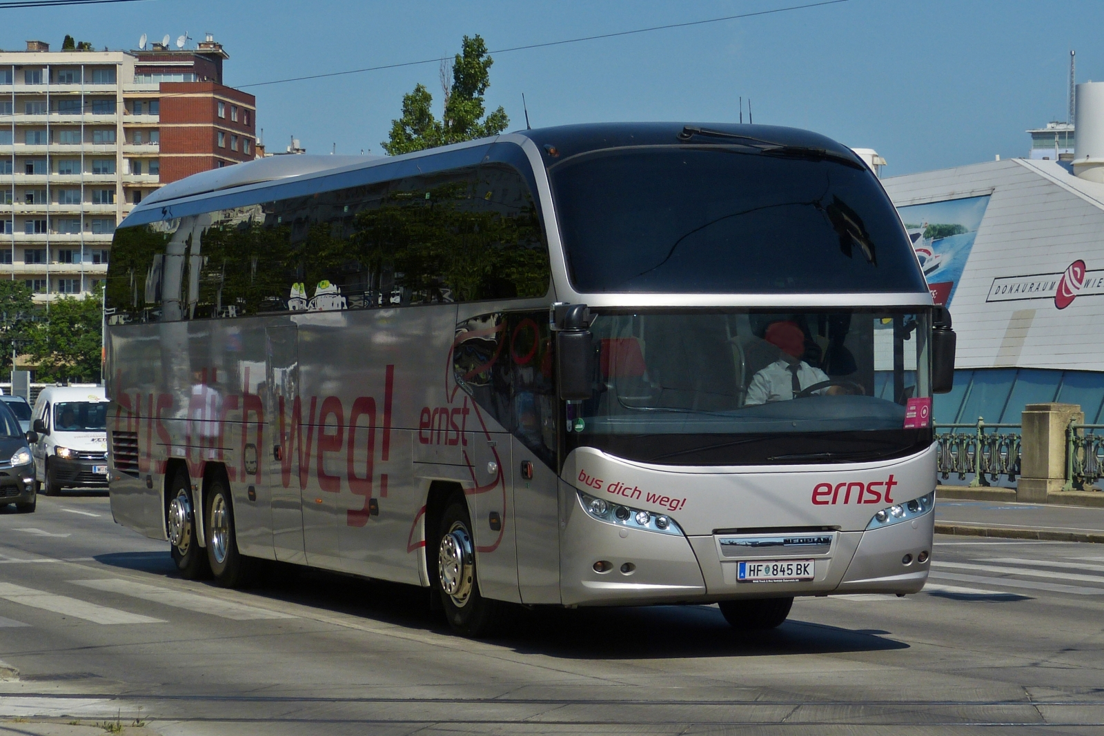 Neoplan Cityliner, von bus dich weg ernst, gesehen in den Straen von Wien. 06.2023